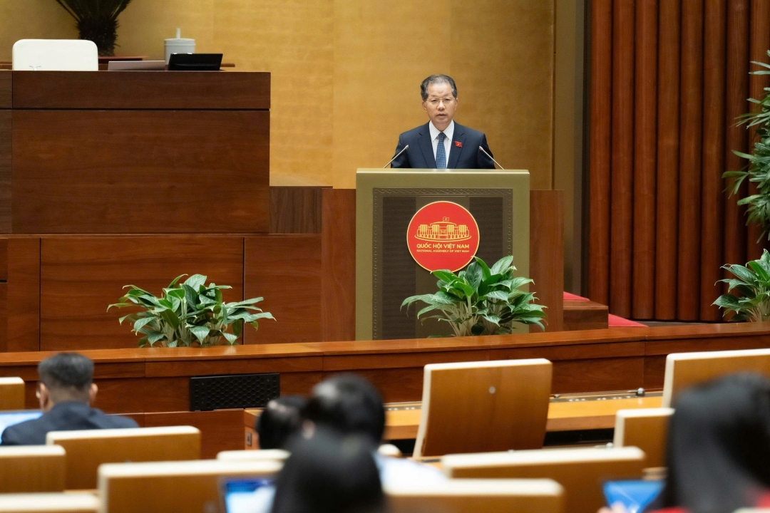 Chánh án TAND tối cao Nguyễn Văn Quảng trình bày tờ trình. Ảnh: quochoi.vn