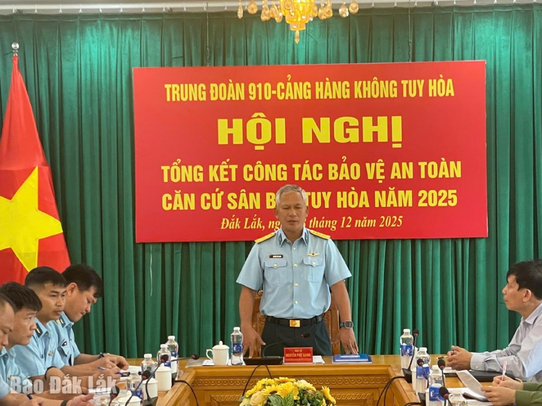 Đại tá Nguyễn Phú Giang, Trung đoàn trưởng Trung đoàn 910, Phó Trưởng Ban Chỉ đạo ATCCSB phát biểu tại hội nghị
