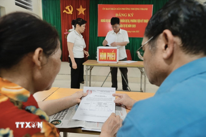 Lấy ý kiến nhân dân về phương án sắp xếp đơn vị hành chính. Ảnh: TTXVN