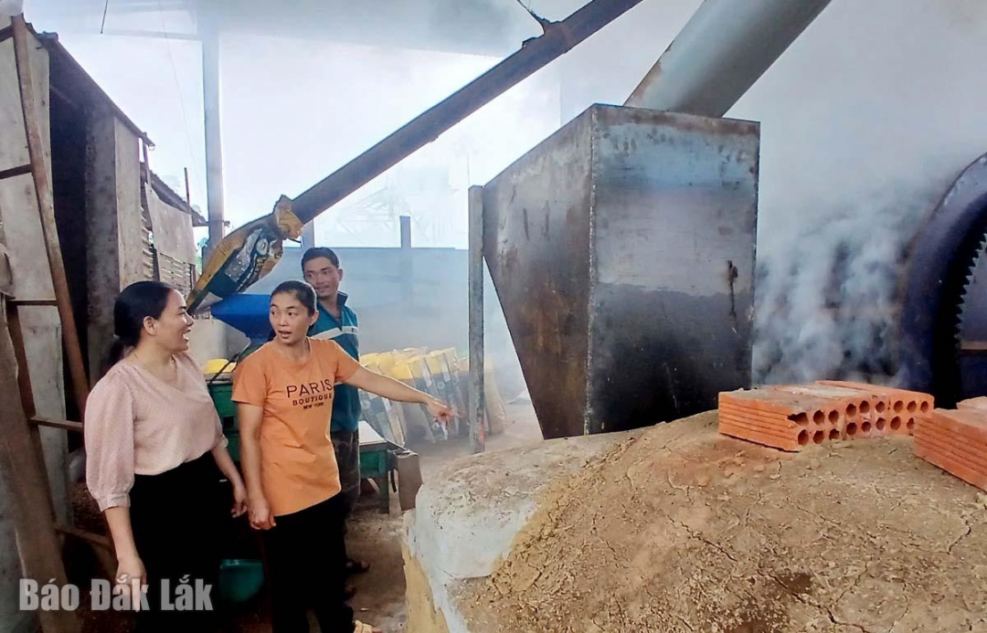 Bà Triệu Thị Châu, Giám đốc HTX NN & DV Bình Minh giói thiệu hệ thống sấy cà phê cho cán bộ xã Quảng Phú