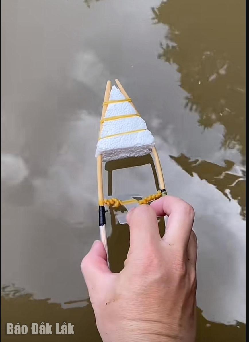 Cận cảnh món đồ chơi ghe bobo. (Ảnh mạng xã hội)