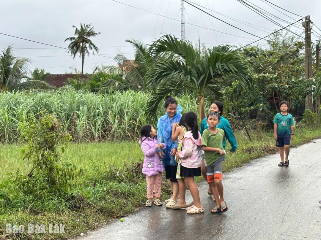 Sinh viên Trường Đại học Tây Nguyên động viên học sinh vùng lũ vượt khó học tập.