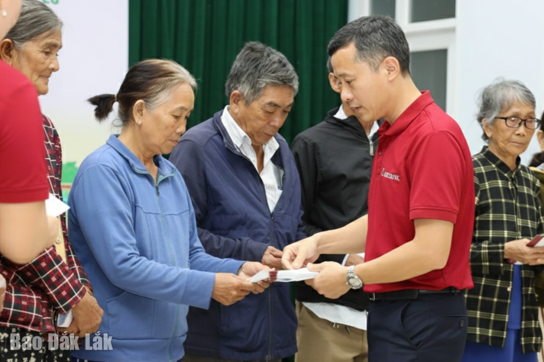 Đại diện Agribank Chi nhánh Đắk Nông trao quà hỗ trợ người dân xã Sơn Thành.