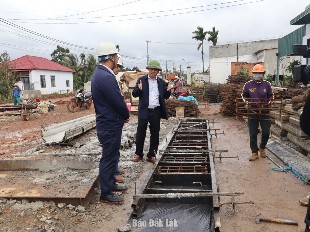 Quá trình triển khai, ngoài những vướng mắc về công tác giải phóng mặt bằng, dự án còn gặp nhiều khó khăn về mỏ vật liệu, diễn biến bất thường của thời tiết, chủ đầu tư tổ chức họp điều chỉnh liên tục, phân công cán bộ bám nắm công trường để có chỉ đạo sát sao đối với các nhà thầu thi công.