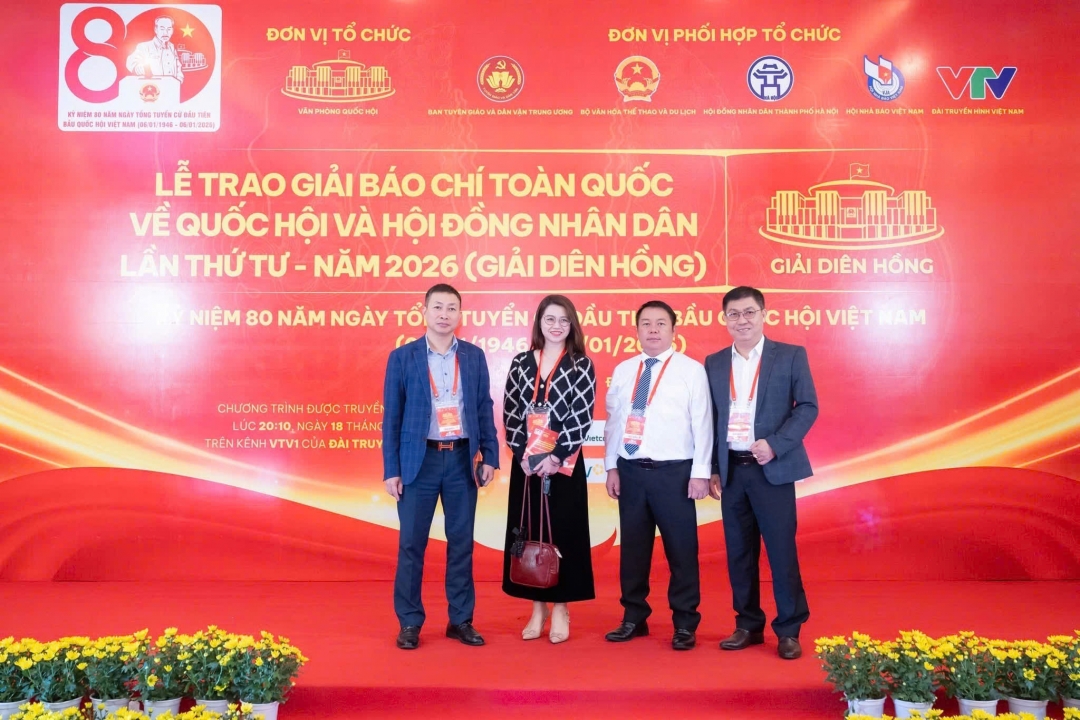 Đại diện nhóm tác giả Báo và phát thanh, truyền hình Đắk Lắk tại lễ trao giải.