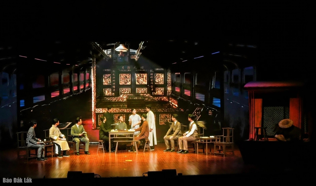 Các đại biểu xem hoạt cảnh Thuyền đỏ tại diễn đàn.