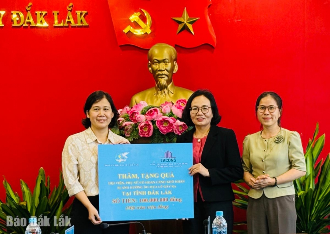 Đại diện Trung ương Hội Liên hiệp Phụ nữ Việt Nam tặng bảng tượng trưng cho Hội Liên hiệp phụ nữ tỉnh.