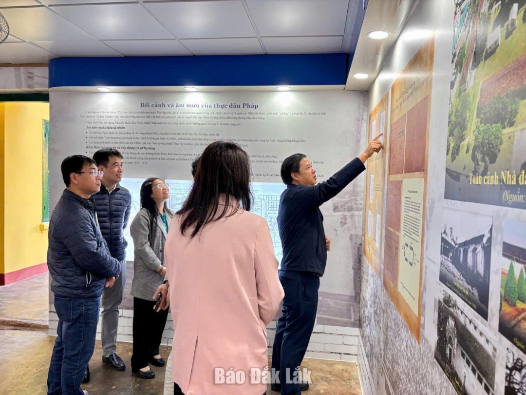 Bí thư Tỉnh ủy Lương Nguyễn Minh Triết cùng đoàn công tác tham quan Bảo tàng Đắk Lắk.