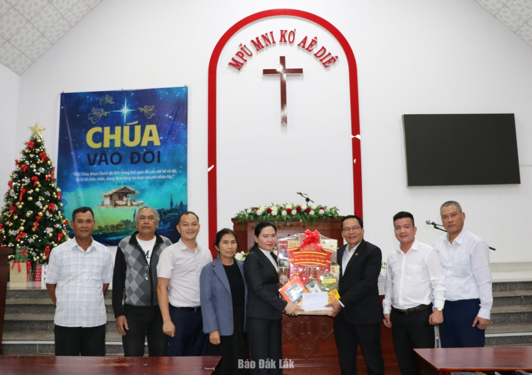 Lãnh đạo Ban Tuyên giáo và Dân vận Tỉnh ủy chúc mừng Chi hội Tin Lành Buôn Ky.