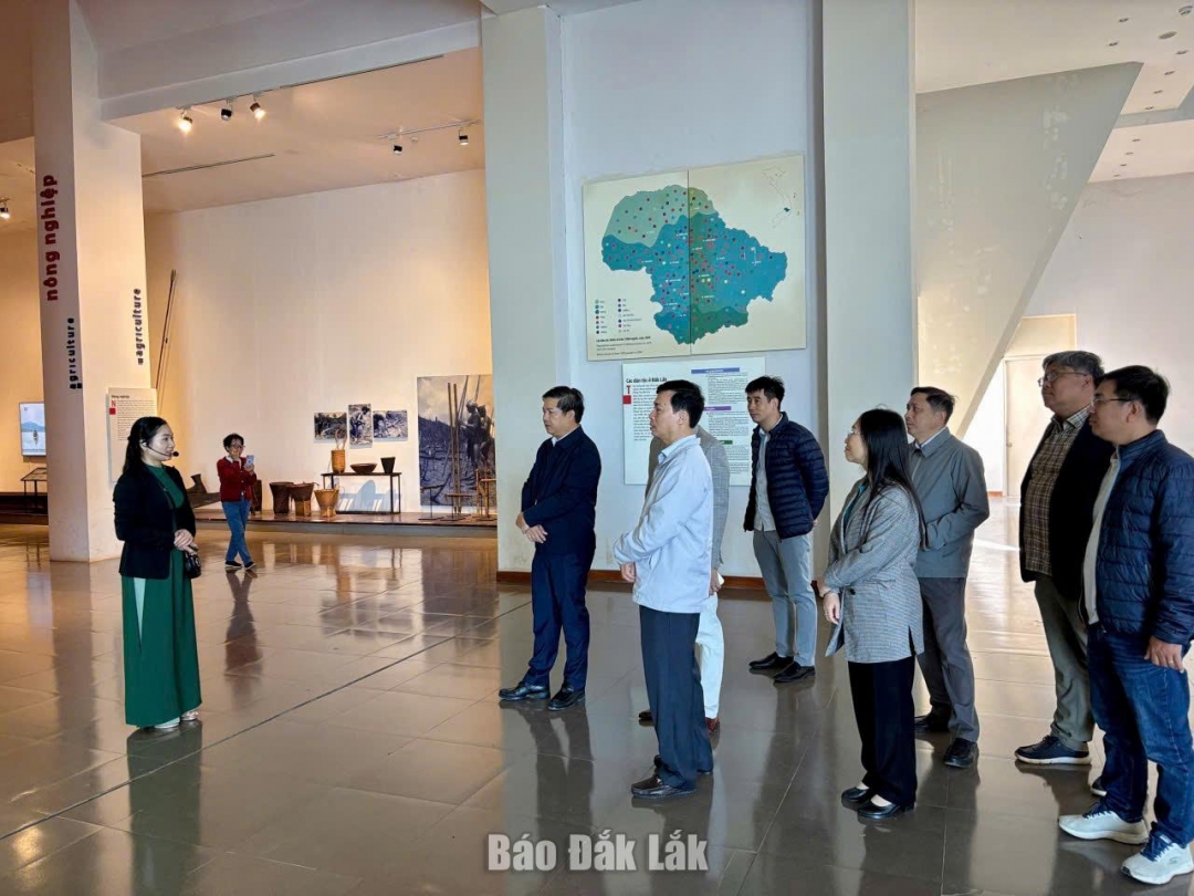 Bí thư Tỉnh ủy Lương Nguyễn Minh Triết cùng đoàn công tác tham quan Bảo tàng Đắk Lắk.
