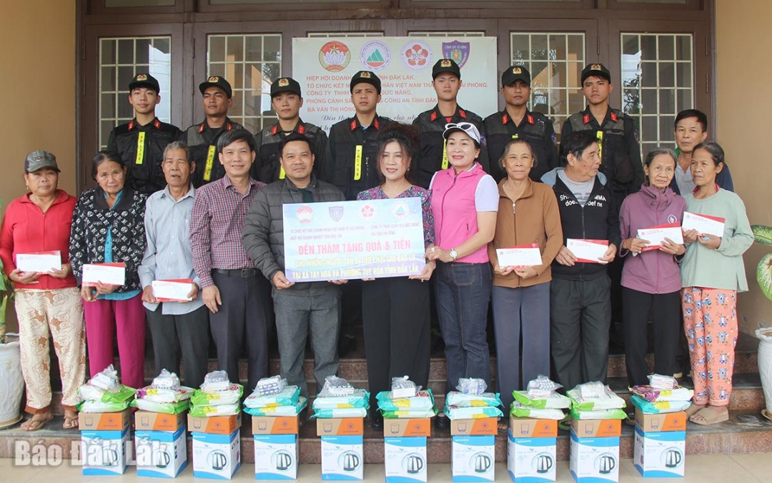 Đại diện các mạnh thường quân tặng quà cho người dân xã Tây Hòa.