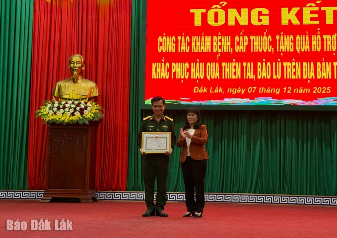 Phó Chủ tịch Thường trực UBND tỉnh tặng bằng khen của UBND tỉnh cho tập thể Bệnh viện Quân y 175.