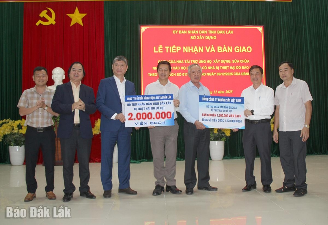 Các nhà tài trợ trao bảng biểu trưng tặng và vận chuyển gạch đến Đắk Lắk.