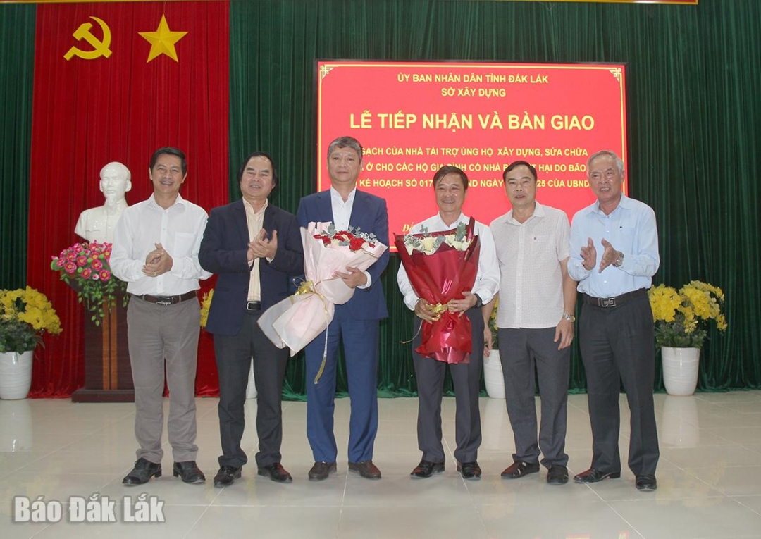 Đại diện Ủy ban MTTQ Việt Nam tỉnh và Sở Xây dựng tặng hoa cảm ơn các nhà tài trợ.