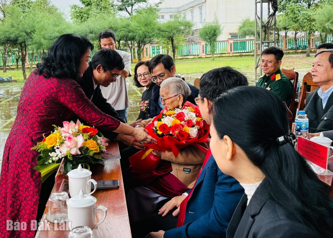 Đồng chí Cao Thị Hòa An, Phó Bí thư Thường trực Tỉnh ủy, Chủ tịch HĐND tỉnh tặng hoa cho Mẹ VNAH Nguyễn Thị Nhoi.