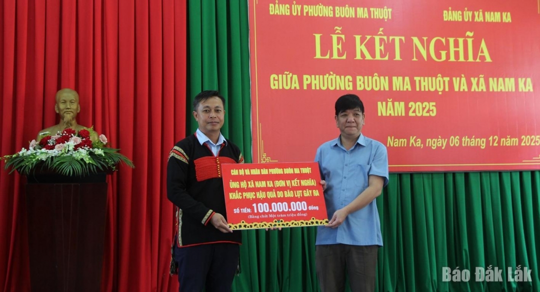 Lãnh đạo Ủy ban MTTQ Việt Nam phường Buôn Ma Thuột trao kinh phí ủng hộ xã Nam Ka.