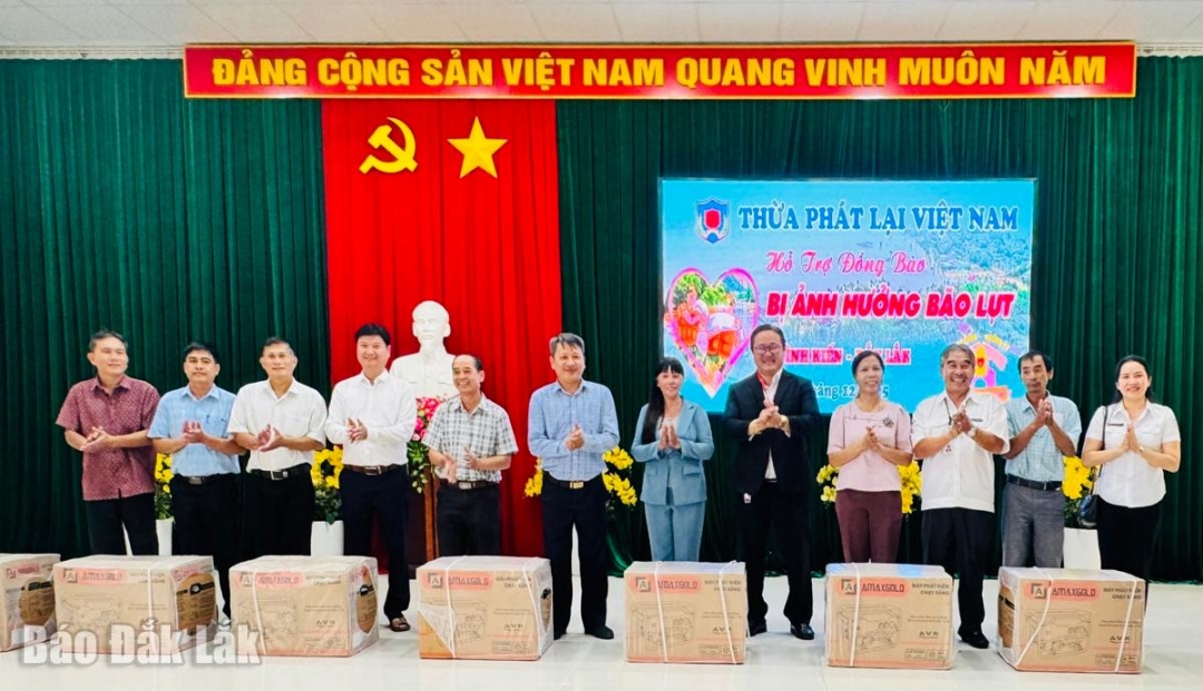 Lãnh đạo Đoàn Thừa Phát Lại Việt Nam và phường Bình Kiến trao máy phát điện cho các khu phố.
