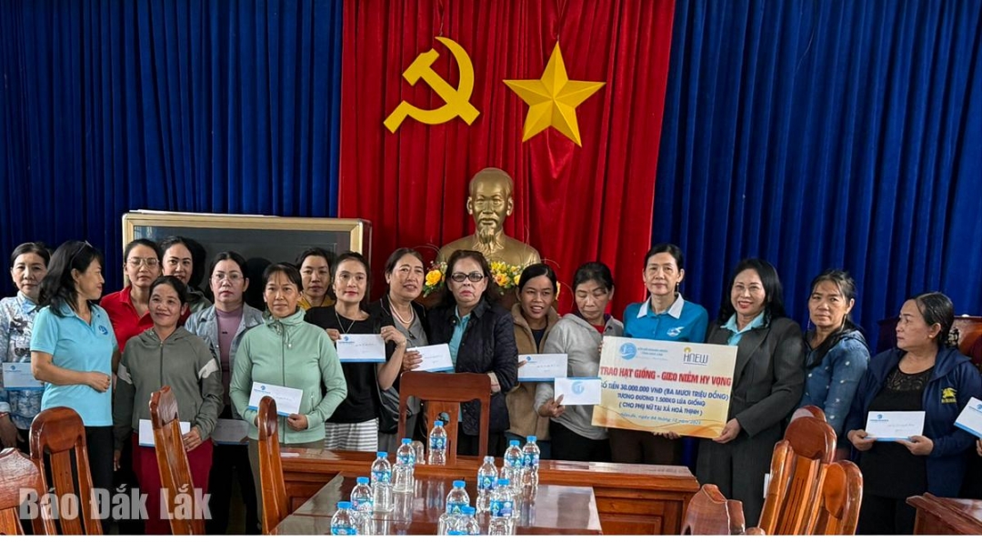 Hội Nữ doanh nhân Đắk Lắk trao tiền hỗ trợ cho hội viên phụ nữ xã Hòa Thịnh.