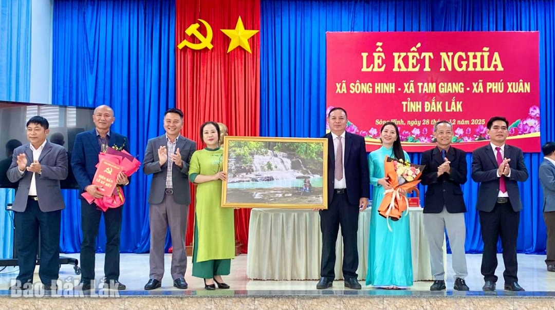 Các địa phương tặng quà cho nhau chúc mừng ngày ký kết.