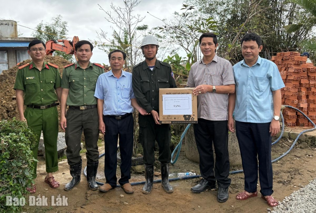Phó Chủ tịch Ủy ban MTTQ Việt Nam tỉnh Phạm Văn Bảy và lãnh đạo địa phương tặng quà hỗ trợ lực lượng công an giúp dân tại xã Tây Hòa.