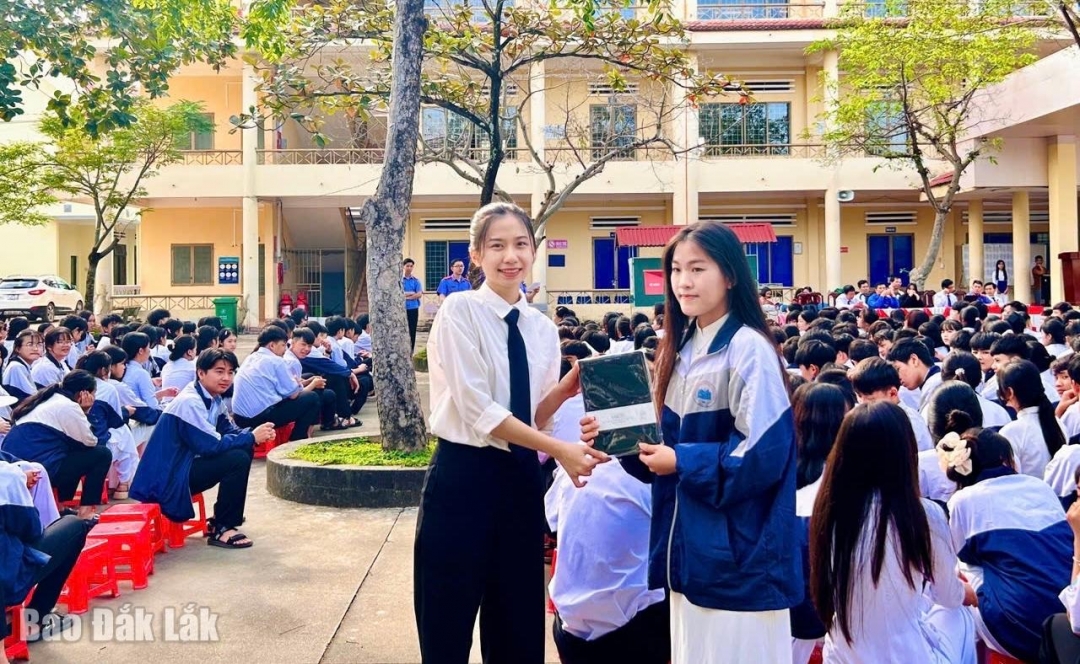 Học sinh trường THPT Ea Súp tham gia trả lời câu hỏi và nhận những phần quà từ Ban tổ chức chương trình.