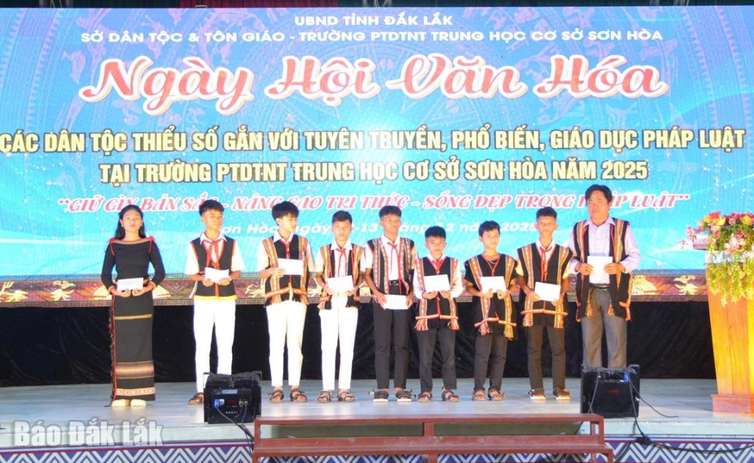Chương trình tặng quà cho các em học sinh có hoàn cảnh khó khăn của trường.