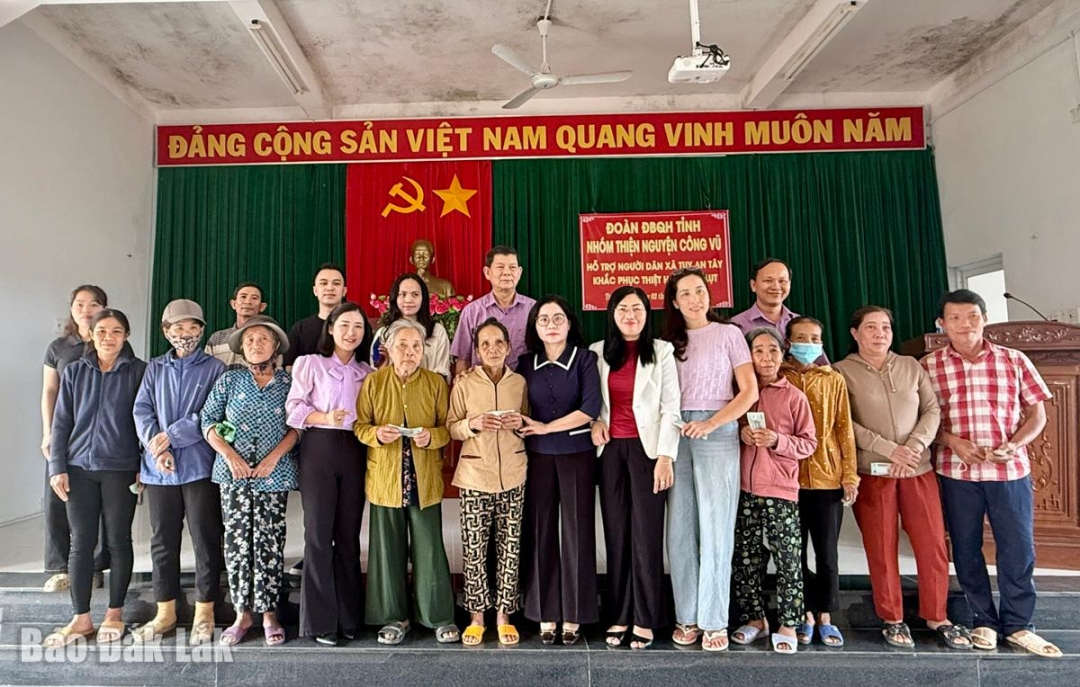 Lãnh đạo Đoàn ĐBQH tỉnh; lãnh đạo xã Tuy An Tây và các thành viên Nhóm Thiện nguyện Công Vũ tặng quà hỗ trợ các hộ nghèo của xã.