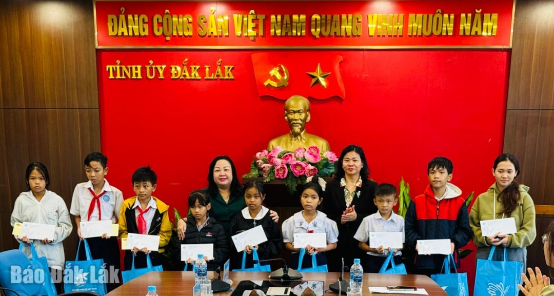 Các đồng chí lãnh đạo trung ương và địa phương cùng trao quà cho trẻ em mồ côi của phường Tuy Hòa.