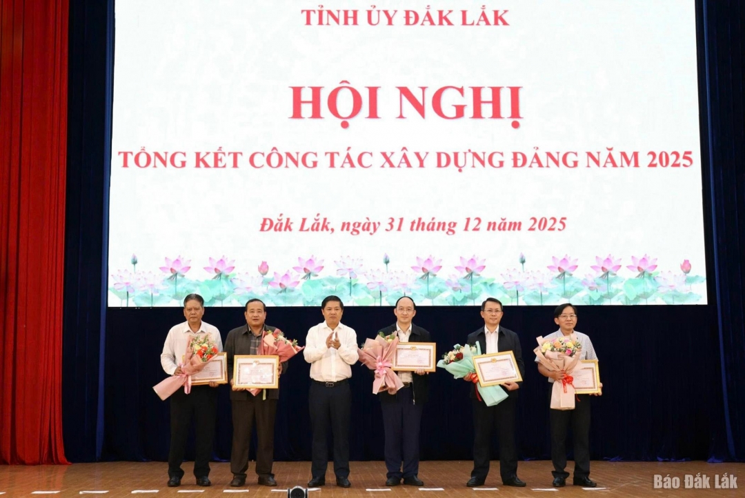 Ủy viên dự khuyết Trung ương Đảng, Bí thư Tỉnh ủy Lương Nguyễn Minh Triết trao bằng khen cho các cập thể có thành tích xuất sắc trong công tác tham mưu, giúp việc cấp ủy năm 2025.