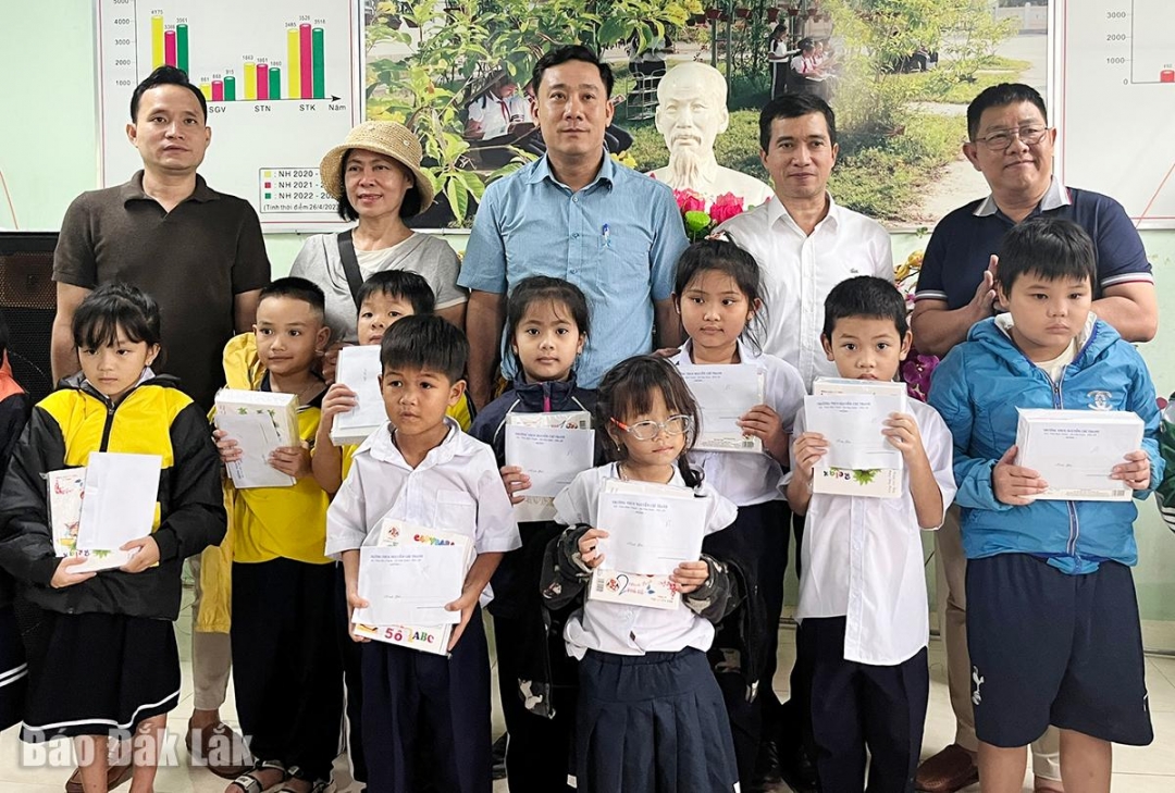 Đại diện lãnh đạo địa phương cùng các nhà hảo tâm tặng quà cho các em học sinh có hoàn cảnh khó khăn.