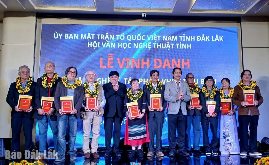 Lãnh đạo tỉnh trao hoa vinh danh các văn nghệ sĩ