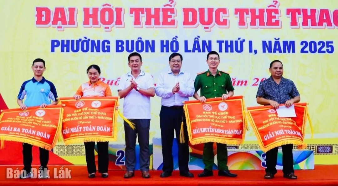 Ban tổ chức trao giải toàn đoàn cho các đơn vị đoạt thành tích cao tại đại hội.