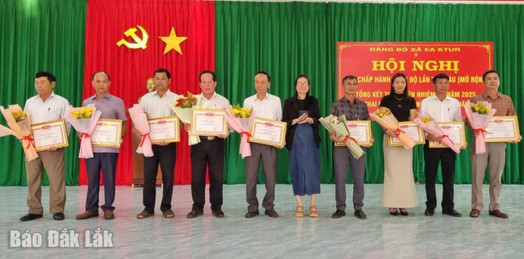 Trao Giấy khen của Ban Thường vụ Đảng ủy xã tặng các tập thể có thành tích hoàn thành xuất sắc nhiệm vụ tiêu biểu năm 2025.