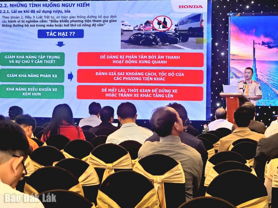 Cán bộ Phòng Cảnh sát giao thông tuyên truyền tuyên truyền, phổ biến kiến thức pháp luật về trật tự an toàn giao thông cho các cán bộ, nhân viên trường học.