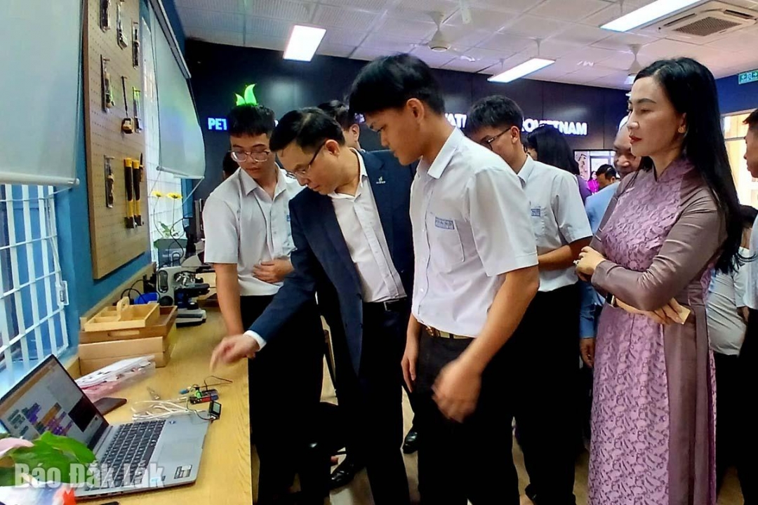 Lãnh đạo Tập đoàn Công nghiệp – Năng lượng Quốc gia Việt Nam xem mô hình học sinh Trường THPT Buôn Ma Thuột thực hành tại phòng thực hành STEAM do tập đoàn tài trợ