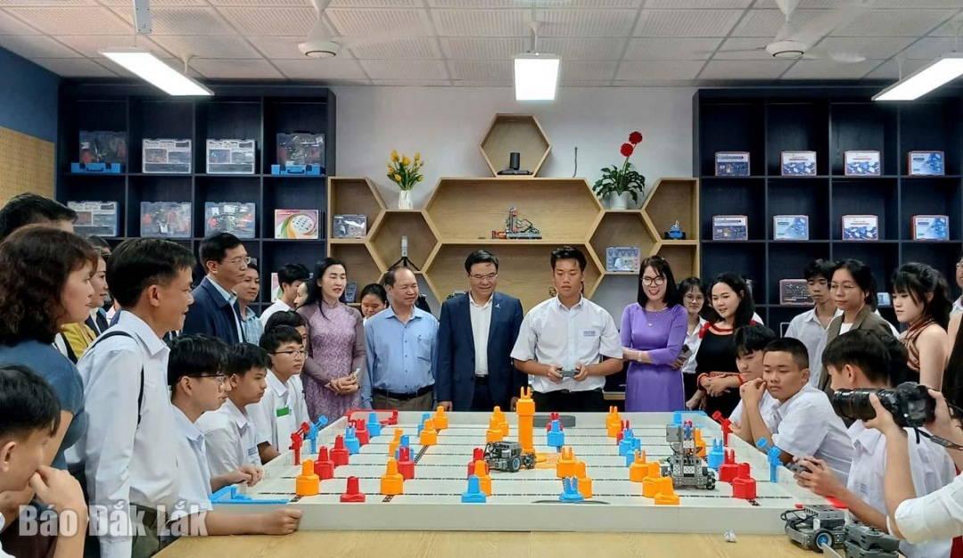 Lãnh đạo Tập đoàn Công nghiệp – Năng lượng Quốc gia Việt Nam tham quan phòng thực hành STEAM tại Trường THPT Buôn Ma Thuột do tập đoàn tài trợ