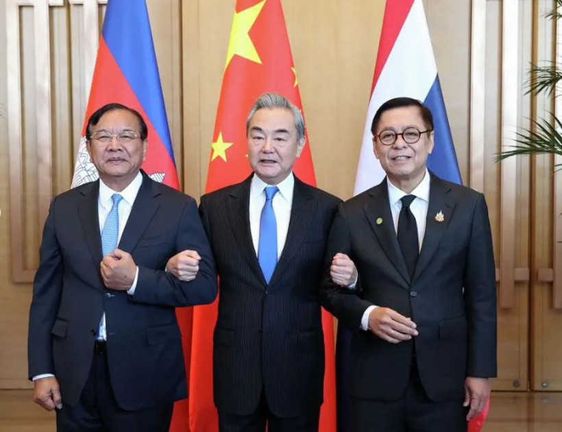 Bộ trưởng Ngoại giao Campuchia Prak Sokhonn (bên trái), Bộ trưởng Ngoại giao Thái Lan Sihasak Phuangketkeow (bên phải) và Bộ trưởng Ngoại giao Vương Nghị (giữa). Ảnh: AKP