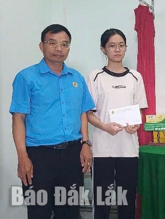 Phó Chủ tịch Liên đoàn Lao động tỉnh Nguyễn Phú Lập trao kinh phí hỗ trợ cho gia đình.