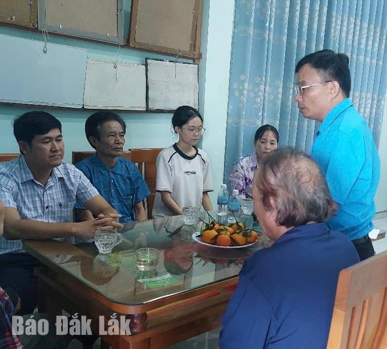 Phó Chủ tịch Liên đoàn Lao động tỉnh, thăm hỏi gia đình đoàn viên Ngô Thị Liên.