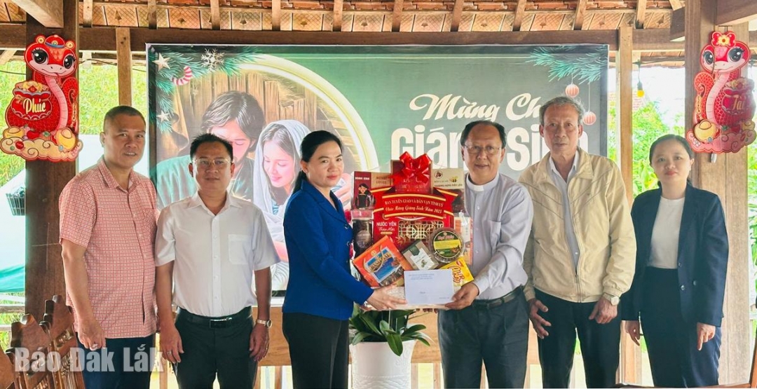 Đồng chí Đinh Thị Thu Thanh, Ủy viên Ban Thường vụ Tỉnh ủy, Trưởng Ban Tuyên giáo và Dân vận Tỉnh ủy và đoàn công tác thăm linh mục Trương Minh Thái.