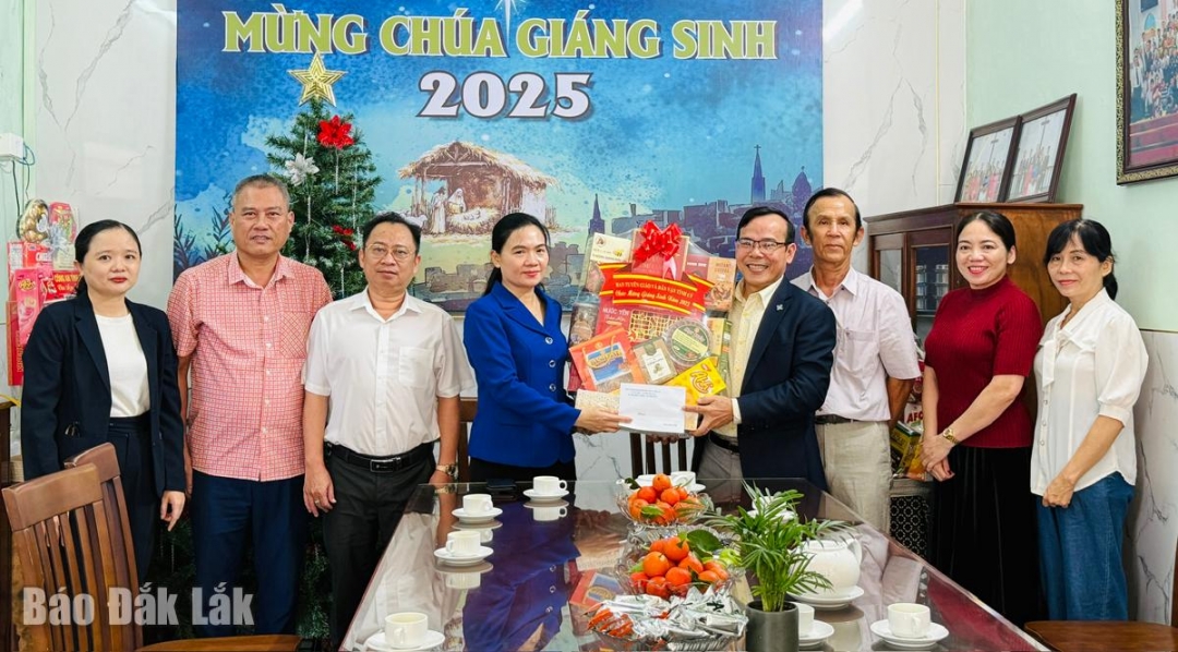 Đồng chí Đinh Thị Thu Thanh, Ủy viên Ban Thường vụ Tỉnh ủy, Trưởng Ban Tuyên giáo và Dân vận Tỉnh ủy và đoàn công tác thăm mục sư Võ Ngọc Sơn.