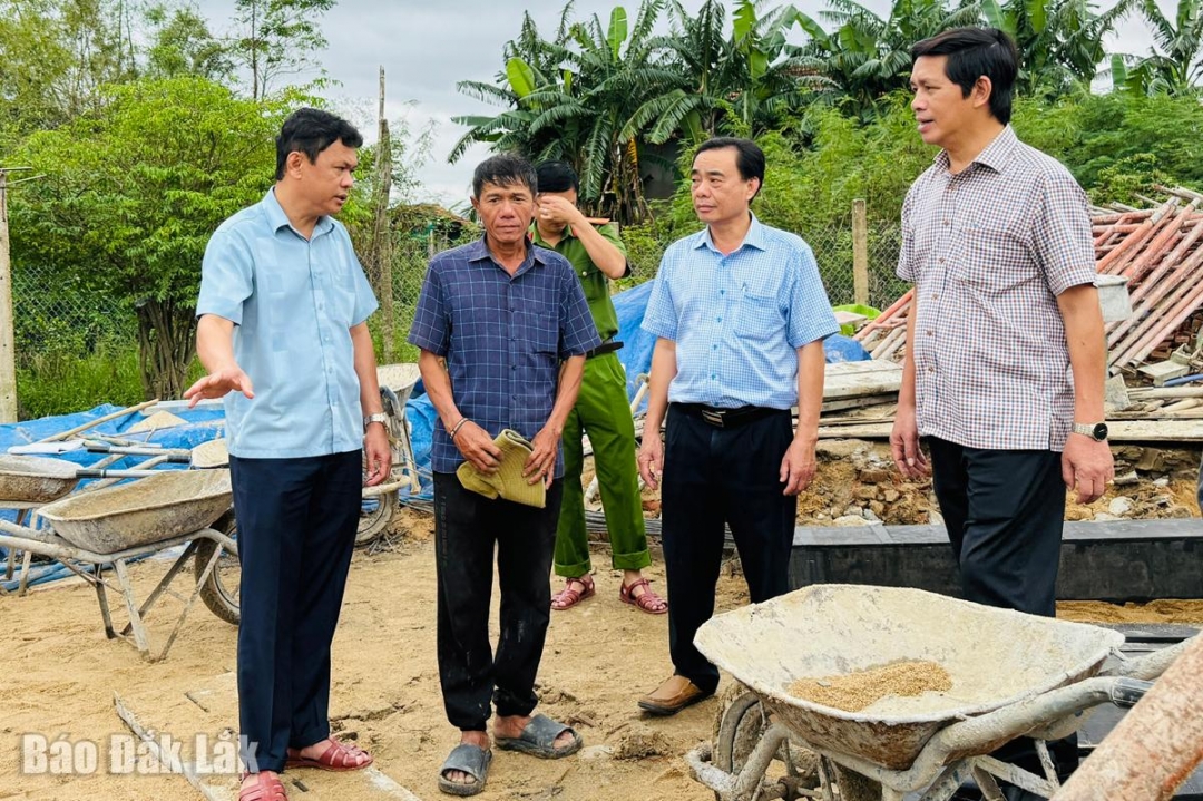 Phó Chủ tịch Ủy ban MTTQ tỉnh Phạm Văn Bảy và lãnh đạo địa phương thăm gia đình ông Ngô Thanh Hoàng, thôn Nông Nghiệp.