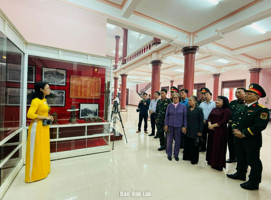 Các đồng chí lãnh đạo, đại biểu và nhân dân tham quan và nghe thuyết minh tại khu di tích.