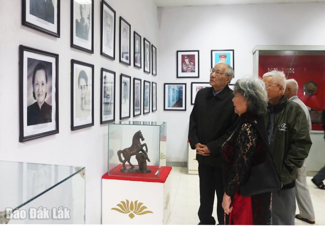 Đại biểu tham quan, tìm hiểu cuộc đời và sự nghiệp của Luật sư Nguyễn Hữu Thọ tại khu di tích.