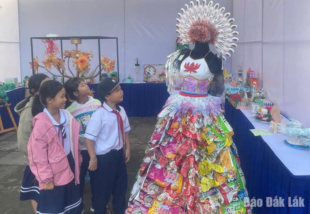 Các em học sinh được xem một sản phẩm tái chế sáng tạo tại cuộc thi.