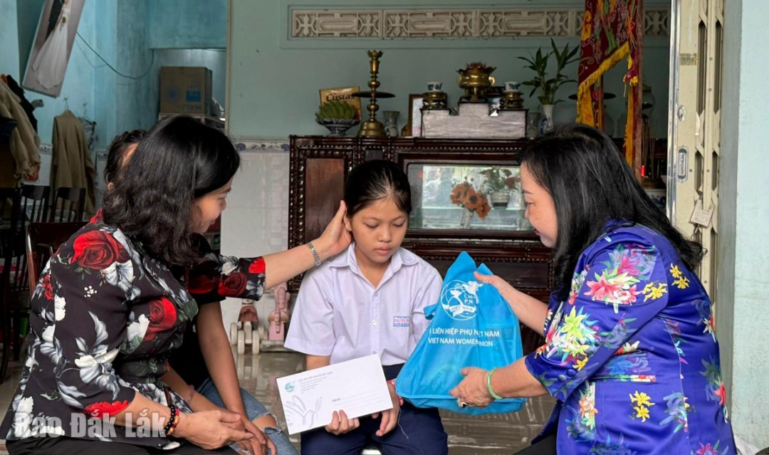 Các đồng chí lãnh đạo trung ương và địa phương tặng quà cho trẻ em mồ côi phường Phú Yên.