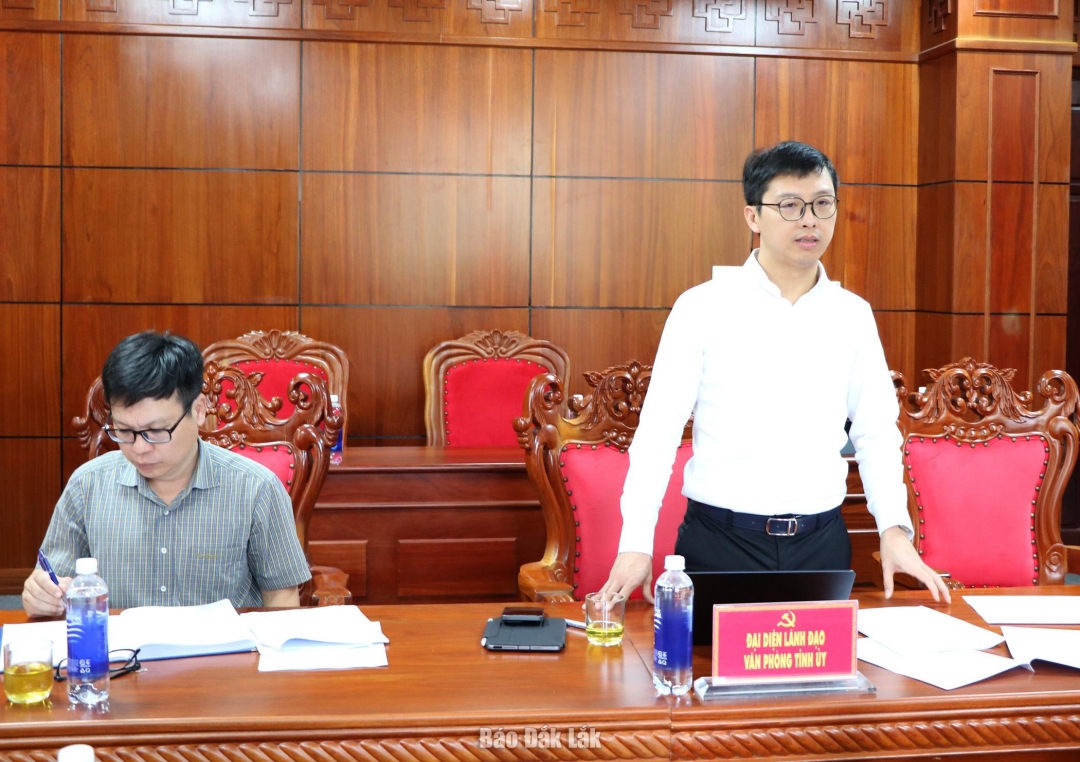 Phó Chánh Văn phòng Tỉnh ủy Hoàng Xuân Thành phát biểu ý kiến tại cuộc họp.