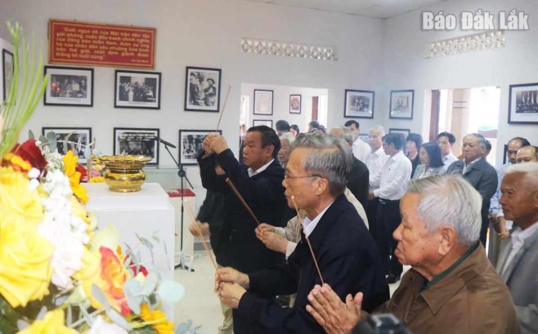 Các đồng chí lãnh đạo, nguyên lãnh đạo tỉnh, đại biểu và nhân dân thắp hương tưởng niệm Luật sư Nguyễn Hữu Thọ.