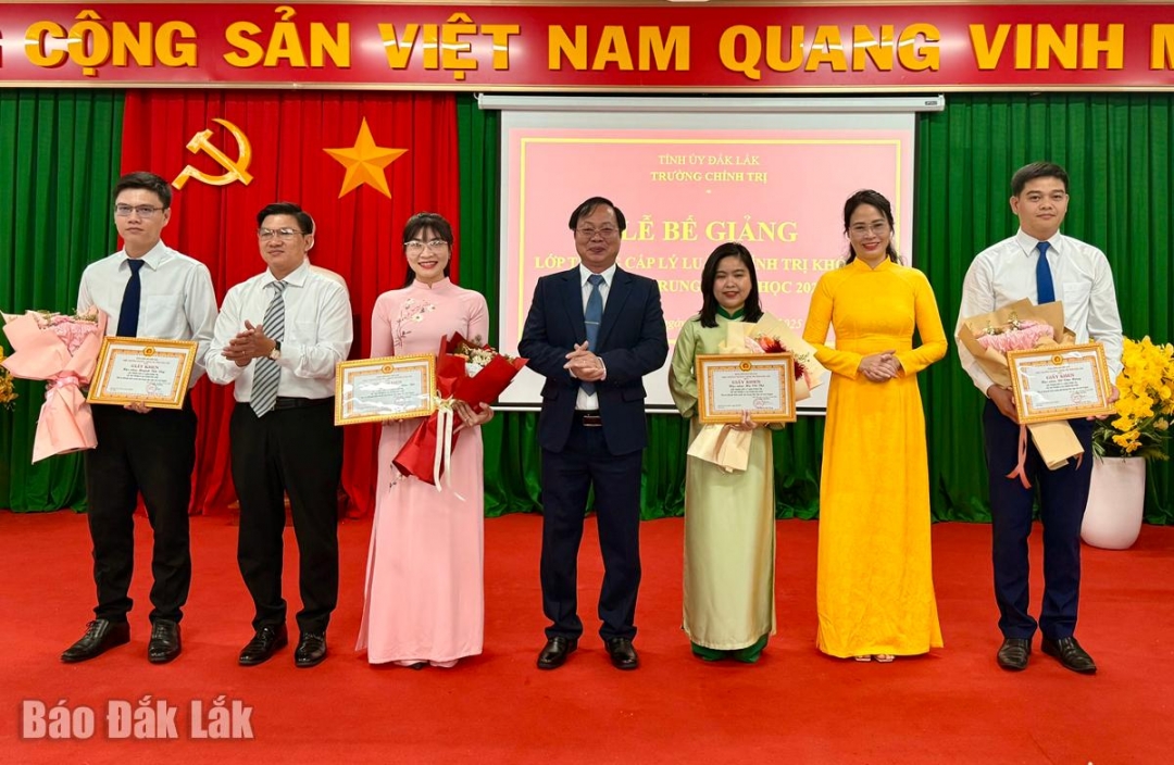 Hiệu trưởng Trường Chính trị tỉnh Huỳnh Chiến Thắng cùng tập thể lãnh đạo của trường tặng giấy khen cho các học viên xuất sắc.