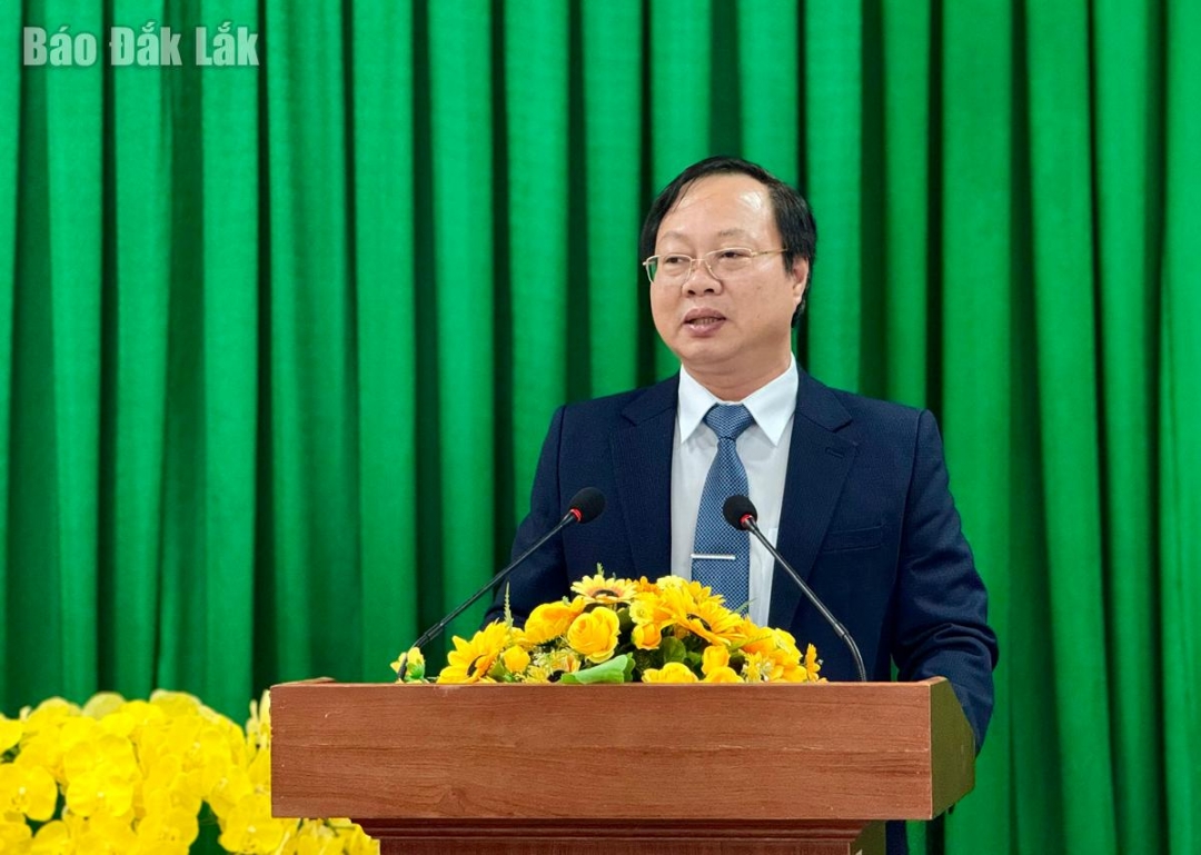  Tỉnh ủy viên, Hiệu trưởng Trường Chính trị tỉnh Huỳnh Chiến Thắng phát biểu lại lễ bế giảng.

